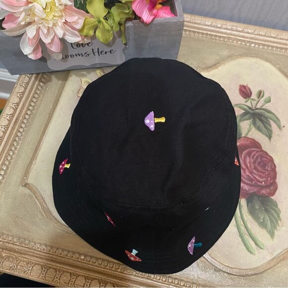 A-LAB Black Cotton Whimsical Embroidered Mushrooms Bucket Hat Unisex - Picture 8 of 12